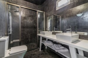 Dusche, umweltfreundliche Kosmetikartikel, Haartrockner, Handtücher