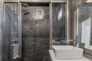 Douche, articles de toilette écologiques, sèche-cheveux