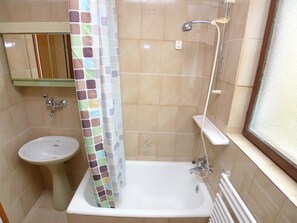 Apartment (2 Bedrooms) | Badezimmer | Duschwanne, Handtücher, Seife, Toilettenpapier
