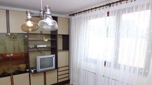 Apartemen (2 Bedrooms) | Area keluarga | Televisi 21-inci dengan saluran TV satelit