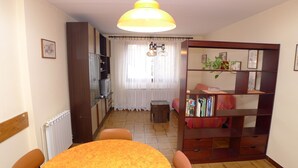 Apartemen (2 Bedrooms) | Area keluarga | Televisi 21-inci dengan saluran TV satelit