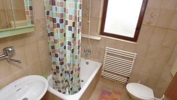 Apartment (2 Bedrooms) | Bathroom | Combined shower/tub, towels, soap, toilet paper