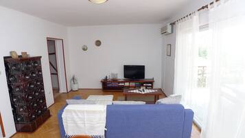 Apartment (2 Bedrooms) | Wohnzimmer