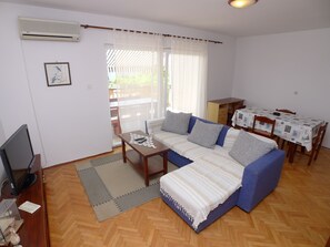 تلفزيون بحجم 43-بوصة يعرض قنوات فضائية