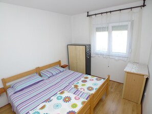 2 عدّة غرف نوم وملاءات أسرّة