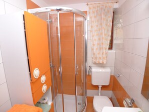 Appartement (2 Bedrooms) | Badkamer | Een douche, handdoeken, zeep, toiletpapier