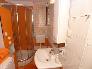 Appartement (2 Bedrooms) | Salle de bain | Douche, serviettes fournies, savon, papier de toilette