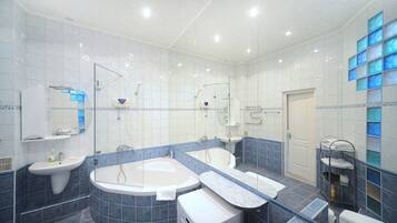 Combined shower/bathtub, hair dryer, towels, soap