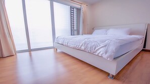 1 Schlafzimmer, Schreibtisch, Bettwäsche