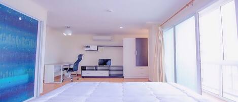1 habitación, escritorio y ropa de cama