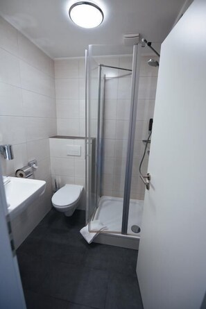 Douche, articles de toilette gratuits, serviettes fournies