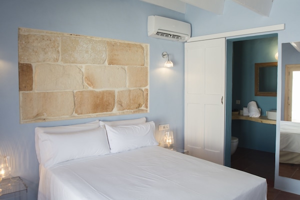 Suite, 1 King Bed, Jetted Tub | Soundproofing, WiFi (free), bed sheets