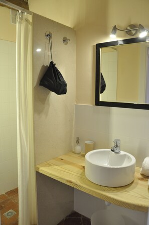 Eenvoudige tweepersoonskamer | Badkamer | Een douche, gratis toiletartikelen, een haardroger, pantoffels