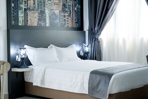 Minibar, sistema de insonorización y tabla de planchar con plancha 