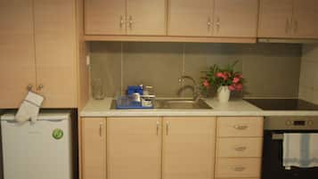 Dishwasher, coffee/tea maker, cookware/dishes/utensils