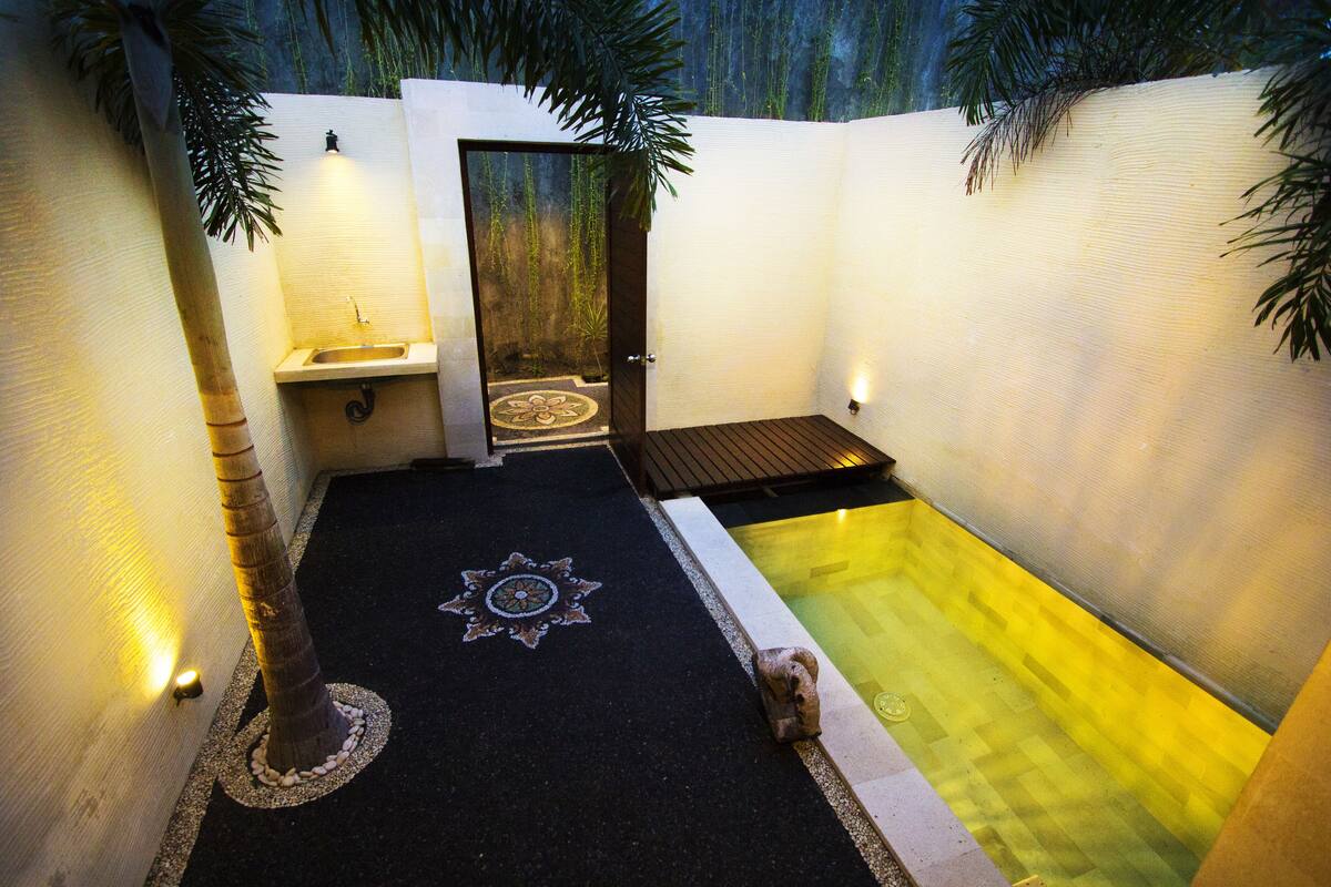 Deluxe Room | Living area | LED TV