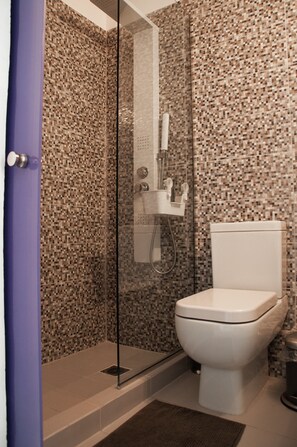 Apartamento, 1 quarto | Banheiro | Chuveiro, produtos de toalete grátis, secador de cabelo, chinelos