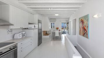 Frigorífico, microondas, horno y placa de cocina