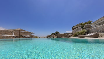 Una piscina al aire libre, tumbonas