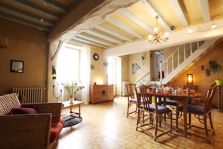 Free daily continental breakfast . l'Angeviniere, maison d'hotes