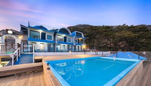 Außenpool (je nach Saison geöffnet), Sonnenschirme, Liegestühle