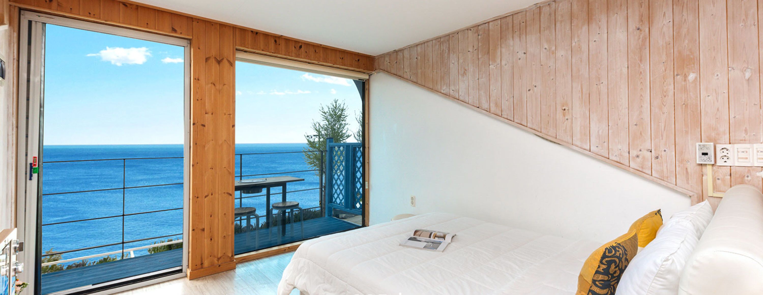 Cortinas blackout, wifi gratis y ropa de cama 