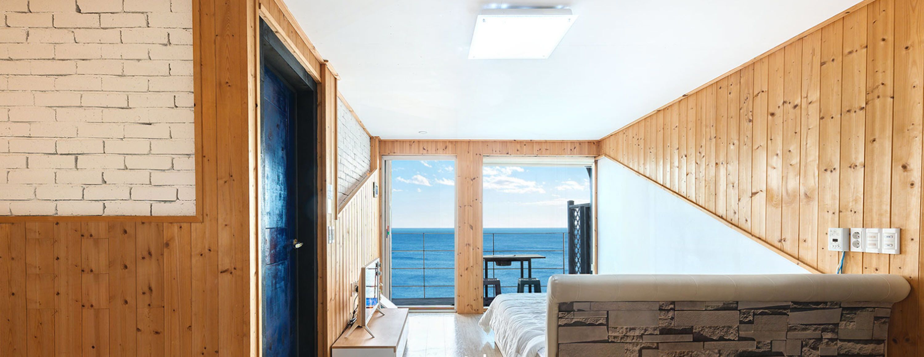 Room, Ocean View (204) | Blackout drapes, free WiFi, bed sheets