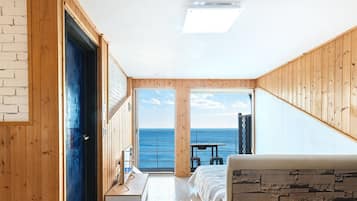 Blackout curtains, free WiFi, bed sheets