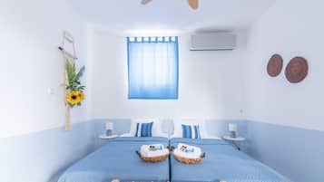 2 habitaciones, escritorio y tabla de planchar con plancha
