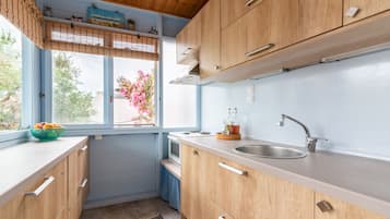 Fridge, oven, stovetop, coffee/tea maker