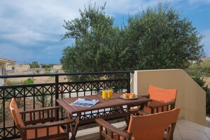 Outdoor dining - Casa Di Giovani 50m by the sea (Γούρνες)