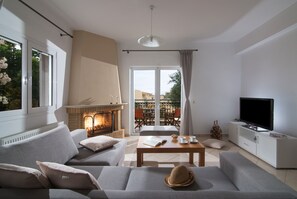 TV, fireplace - Casa Di Giovani 50m by the sea (Γούρνες)
