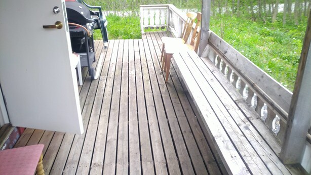 A wooden deck with a grill, chairs, and a bench. - Holandsvika Bomiljø (Vefsn)