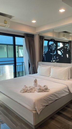 Premium bedding, desk, free WiFi, bed sheets - Frankie's Inn (Pattaya)