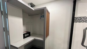 Ropa de cama de alta calidad y caja de seguridad en la habitación 