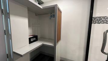 Deluxe Double Room, 1 King Bed | Premium bedding, in-room safe, desk, WiFi (free)