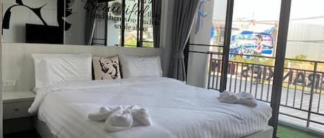 Habitación doble Deluxe, balcón | Ropa de cama de alta calidad, escritorio, wifi gratis y ropa de cama