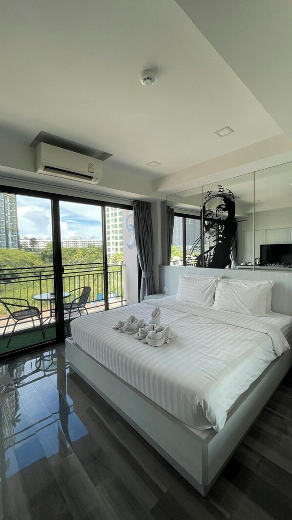 أغطية فراش متميزة ومكتب وواي فاي مجانًا وملاءات أسرّة