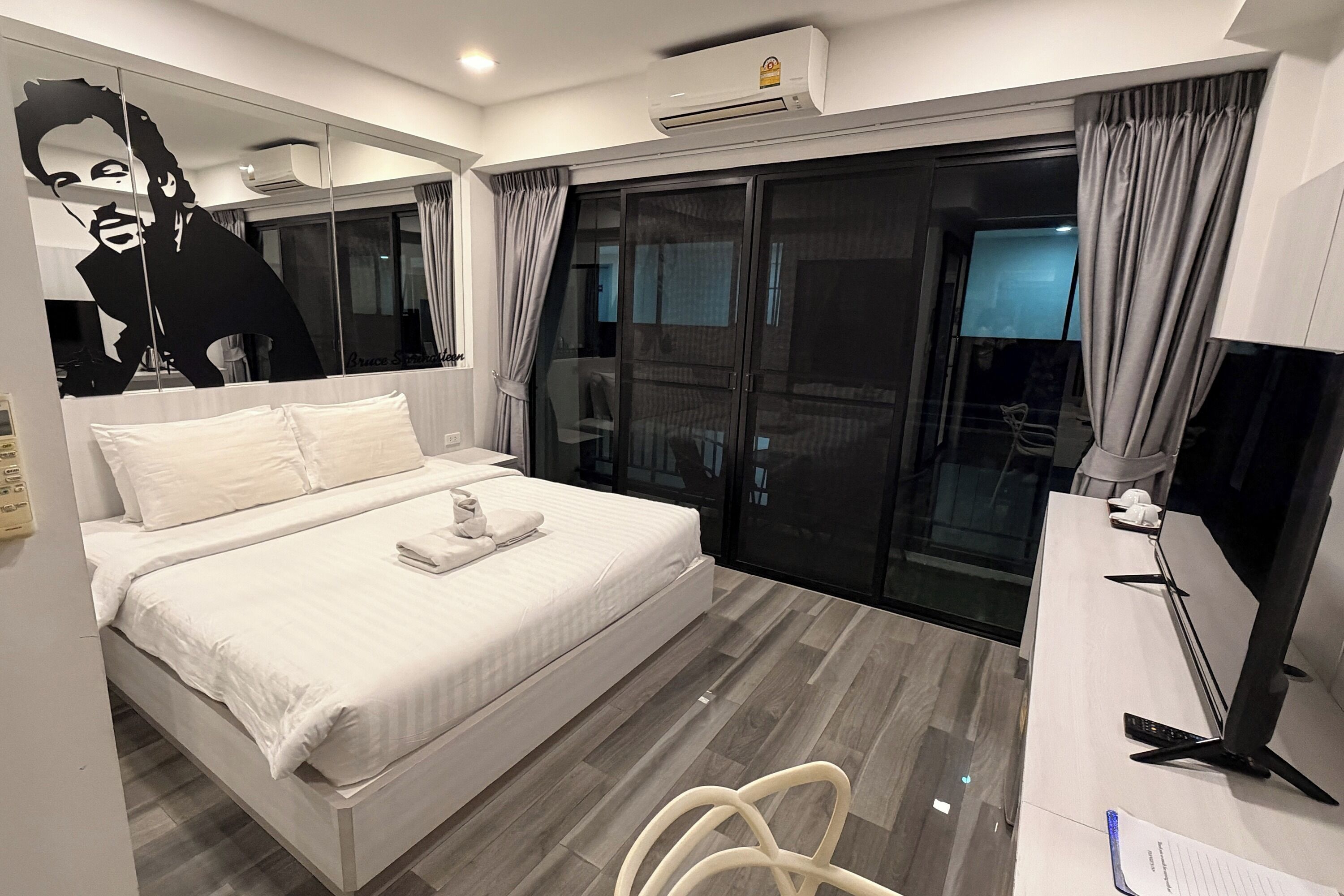 Deluxe Double Room, 1 King Bed | Premium bedding, in-room safe, desk, free WiFi