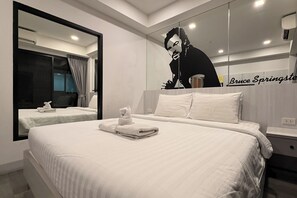 Deluxe Double Room, 1 King Bed | Premium bedding, in-room safe, desk, WiFi (free) - Frankie's Inn (Pattaya)