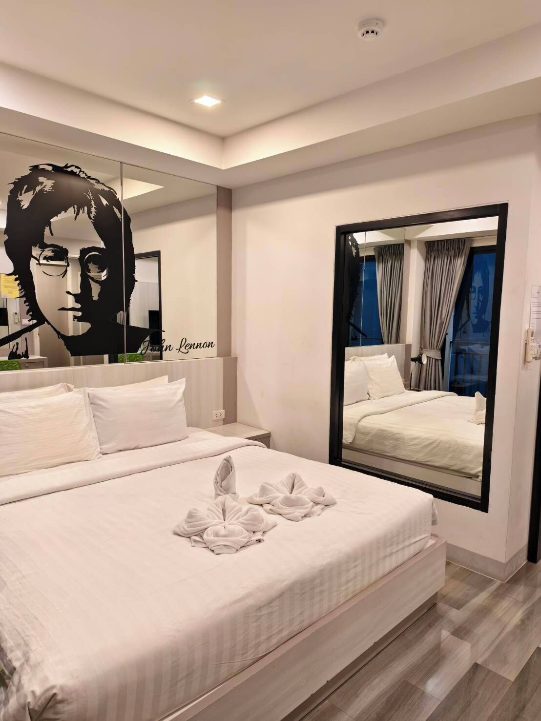 Chambre supérieure double, balcon | Literie de qualité, bureau, accès au Wi-Fi (inclus), literie fournie