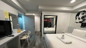 Ropa de cama de alta calidad y caja de seguridad en la habitación 
