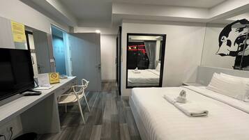 Quarto casal luxo | Roupas de cama premium, cofres nos quartos, escrivaninha