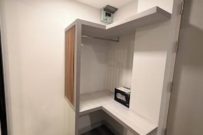 Deluxe Double Room | Premium bedding, in-room safe, desk, free WiFi - Frankie's Inn (Pattaya)