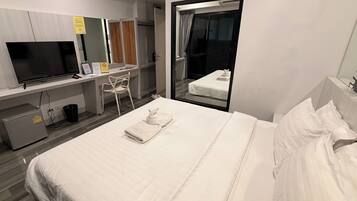 Deluxe tweepersoonskamer, 1 kingsize bed | Luxe beddengoed, een kluis op de kamer, een bureau, gratis wifi