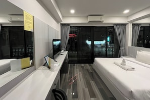 Deluxe Double Room | Premium bedding, in-room safe, desk, free WiFi - Frankie's Inn (Pattaya)