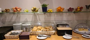 Se ofrece un desayuno bufé todos los días (por un coste adicional)
