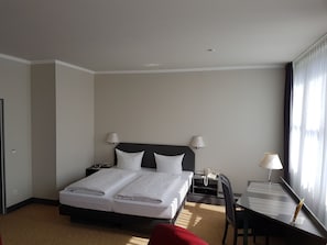 Minibar, desk, blackout curtains, soundproofing - Hotel Wörth (Woerth an der Isar)