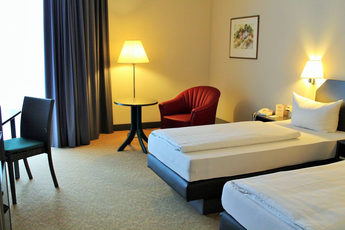 Single Room, 2 Twin Beds | Minibar, desk, blackout drapes, soundproofing
