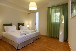 5 habitaciones, escritorio y tabla de planchar con plancha 